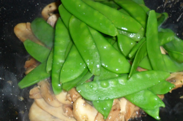 Polníček so sójovými kúskami, cukrovým hráškom a šampiňónmi (fotorecept) - obrázok 11