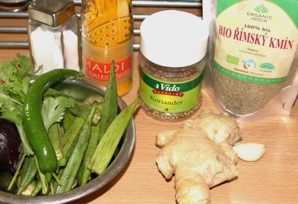 Okra s cibuľou a pikantnou šošovicou (fotorecept) - obrázok 1