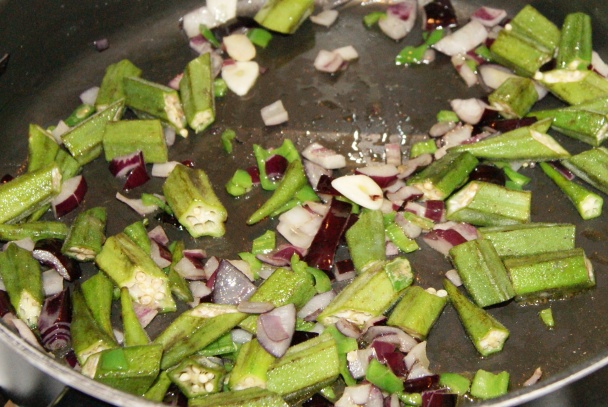 Okra s cibuľou a pikantnou šošovicou (fotorecept) - obrázok 4