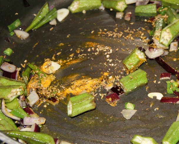 Okra s cibuľou a pikantnou šošovicou (fotorecept) - obrázok 5