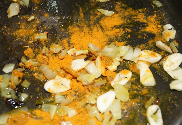 Okra s cibuľou a pikantnou šošovicou (fotorecept) - obrázok 7