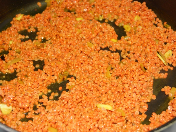 Okra s cibuľou a pikantnou šošovicou (fotorecept) - obrázok 8