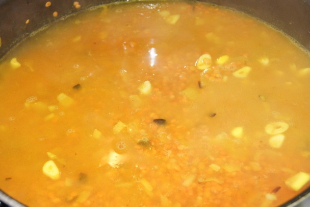 Okra s cibuľou a pikantnou šošovicou (fotorecept) - obrázok 9