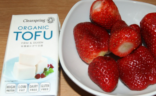 Jahodový tofu pohár s kokosovou šľahačkou (fotorecept) - obrázok 1