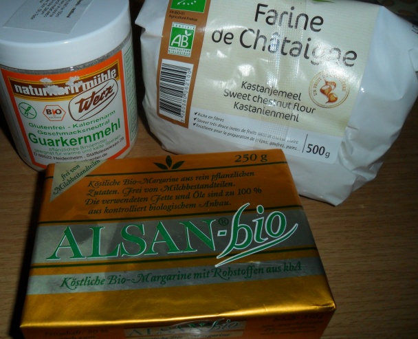 Gaštanovo - čokoládový koláč s karamelom, pistáciami a malinami (fotorecept) - obrázok 1