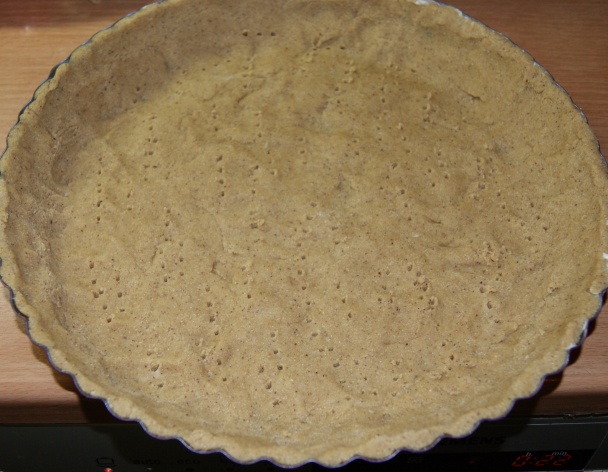 Gaštanovo - čokoládový koláč s karamelom, pistáciami a malinami (fotorecept) - obrázok 2