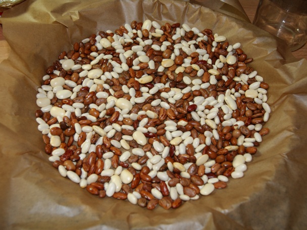 Gaštanovo - čokoládový koláč s karamelom, pistáciami a malinami (fotorecept) - obrázok 3