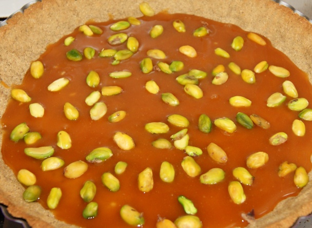 Gaštanovo - čokoládový koláč s karamelom, pistáciami a malinami (fotorecept) - obrázok 5