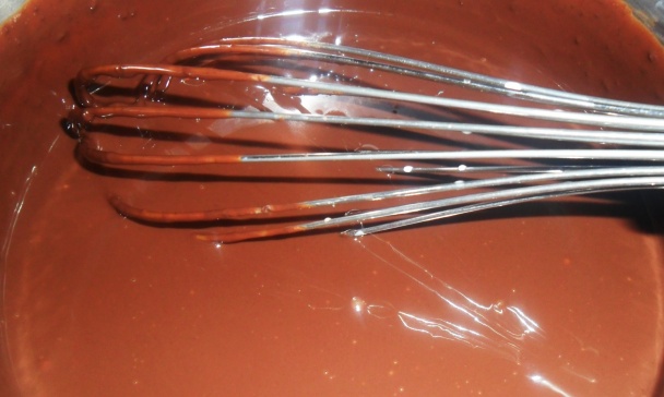 Gaštanovo - čokoládový koláč s karamelom, pistáciami a malinami (fotorecept) - obrázok 6