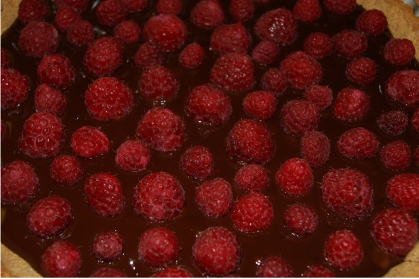 Gaštanovo - čokoládový koláč s karamelom, pistáciami a malinami (fotorecept) - obrázok 7