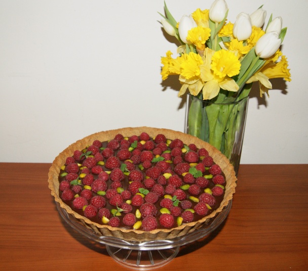 Gaštanovo - čokoládový koláč s karamelom, pistáciami a malinami (fotorecept) - obrázok 8