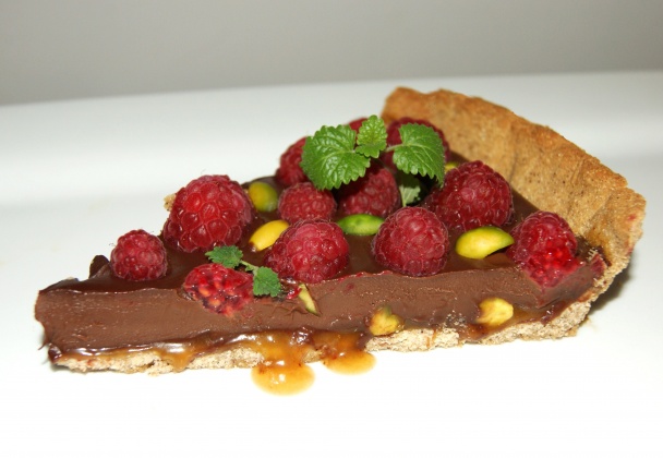 Gaštanovo - čokoládový koláč s karamelom, pistáciami a malinami (fotorecept) - obrázok 9