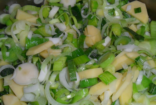 Pórová polievka so zemiakmi a šalviou (fotorecept) - obrázok 5