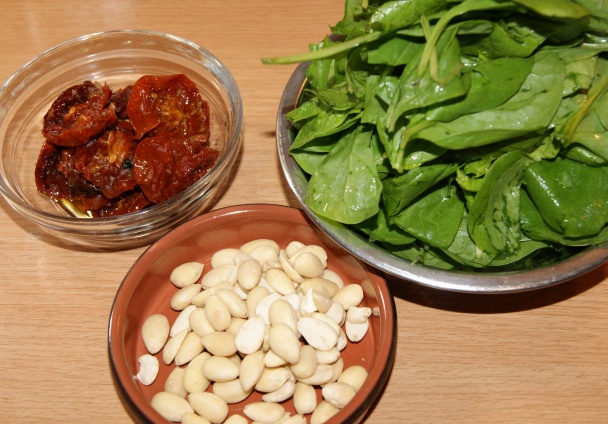 Lístkové špirálky so sušenými paradajkami, špenátom a mandľami (fotorecept) - obrázok 1