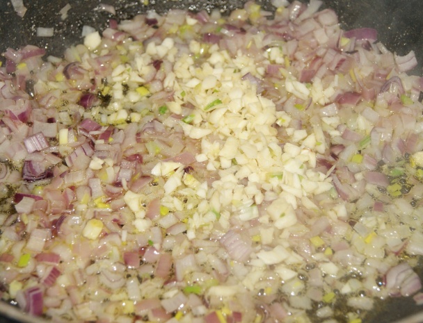 Cestoviny s cesnakom, šalotkou, patizónom a paradajkami (fotorecept) - obrázok 3