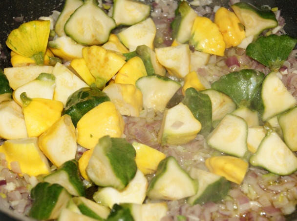 Cestoviny s cesnakom, šalotkou, patizónom a paradajkami (fotorecept) - obrázok 5