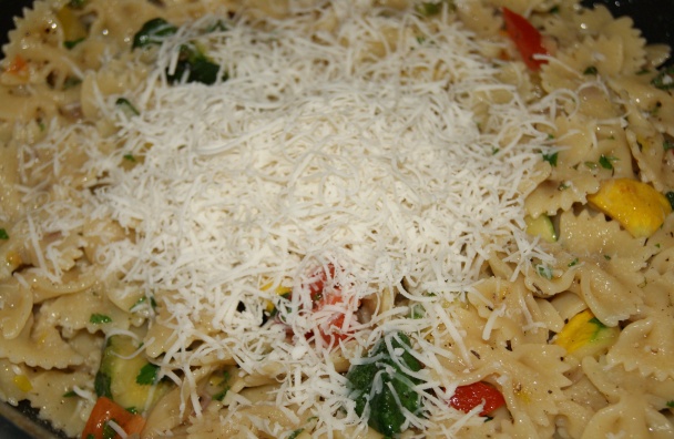 Cestoviny s cesnakom, šalotkou, patizónom a paradajkami (fotorecept) - obrázok 10