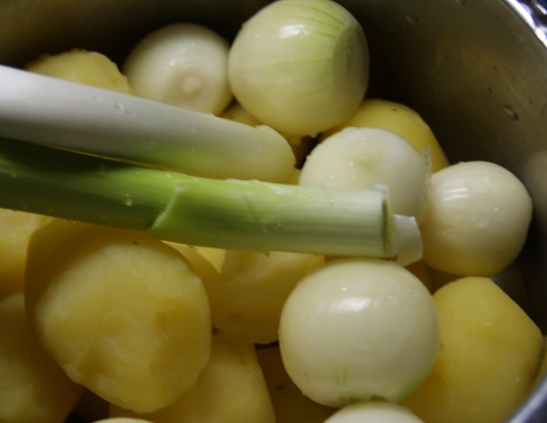 Zapekané zemiaky s cibuľou, pórom a droždím (fotorecept) - obrázok 1