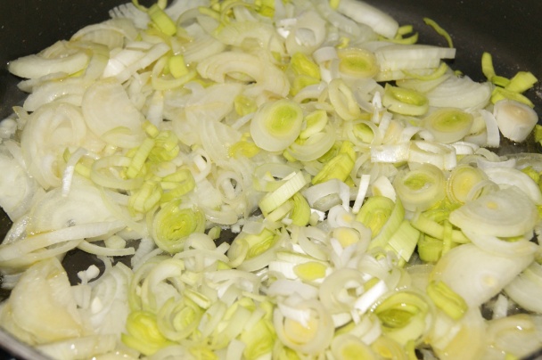 Zapekané zemiaky s cibuľou, pórom a droždím (fotorecept) - obrázok 2