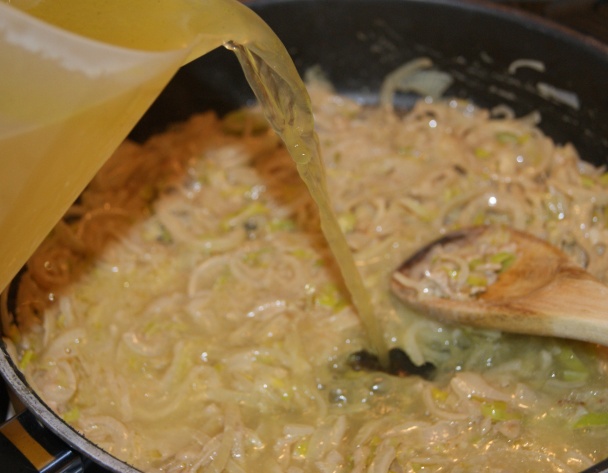 Zapekané zemiaky s cibuľou, pórom a droždím (fotorecept) - obrázok 4