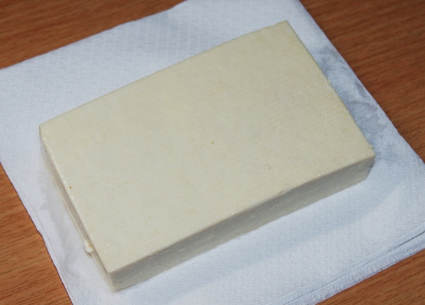 Tofu v špenátových listoch so šošovicou, hubami a cesnakovou omáčkou (fotorecept) - obrázok 1