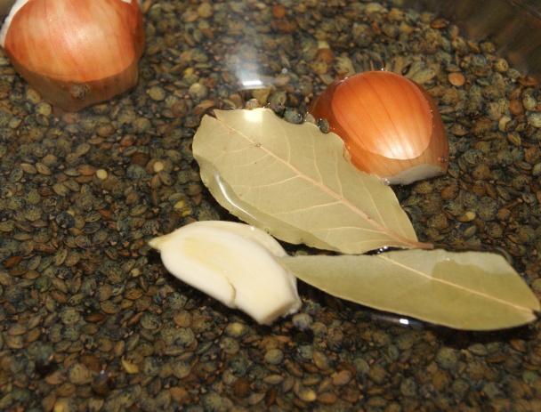 Tofu v špenátových listoch so šošovicou, hubami a cesnakovou omáčkou (fotorecept) - obrázok 2