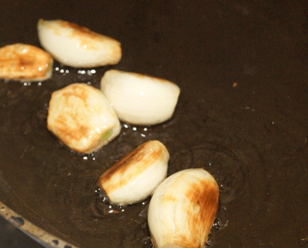 Tofu v špenátových listoch so šošovicou, hubami a cesnakovou omáčkou (fotorecept) - obrázok 3