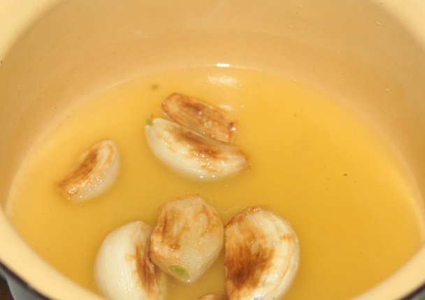 Tofu v špenátových listoch so šošovicou, hubami a cesnakovou omáčkou (fotorecept) - obrázok 4