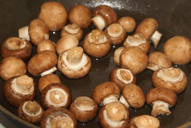 Tofu v špenátových listoch so šošovicou, hubami a cesnakovou omáčkou (fotorecept) - obrázok 6