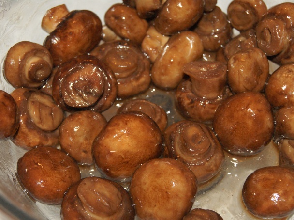 Tofu v špenátových listoch so šošovicou, hubami a cesnakovou omáčkou (fotorecept) - obrázok 7