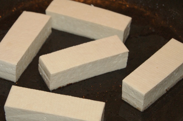 Tofu v špenátových listoch so šošovicou, hubami a cesnakovou omáčkou (fotorecept) - obrázok 8