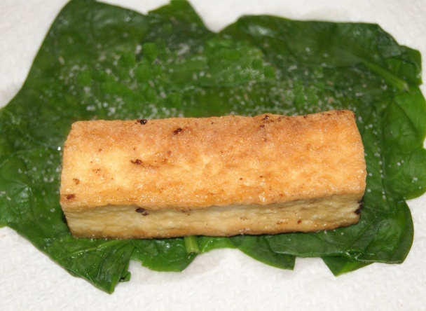 Tofu v špenátových listoch so šošovicou, hubami a cesnakovou omáčkou (fotorecept) - obrázok 9