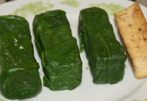 Tofu v špenátových listoch so šošovicou, hubami a cesnakovou omáčkou (fotorecept) - obrázok 10