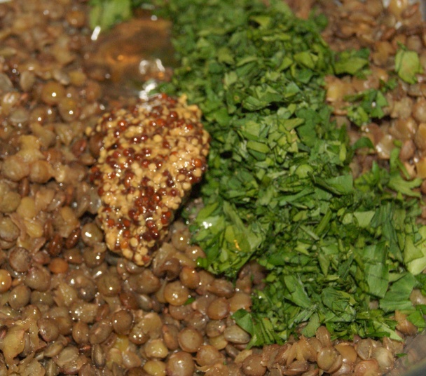 Tofu v špenátových listoch so šošovicou, hubami a cesnakovou omáčkou (fotorecept) - obrázok 11