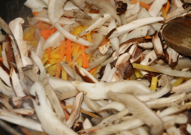 Pohánkové rezance s mrkvou, cukrovým hráškom a hubami (fotorecept) - obrázok 5