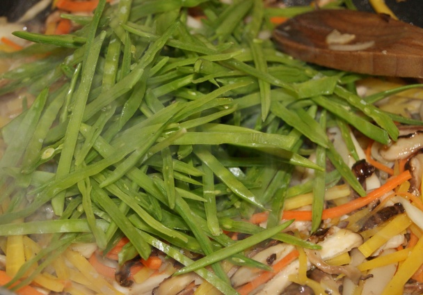 Pohánkové rezance s mrkvou, cukrovým hráškom a hubami (fotorecept) - obrázok 6