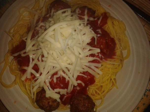 Špagety s paradajkovou omáčkou, mäsovými guľkami a syrom - obrázok 3