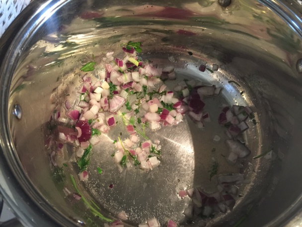 Kelový prívarok so špargľovou penou a plátkom tuniaka - obrázok 1