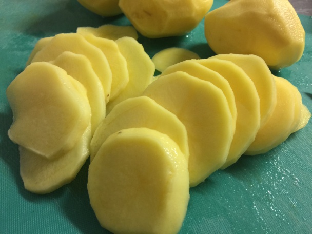 Zubáč na paprikovom pyré, pečené zemiakové plátky (fotorecept) - obrázok 1