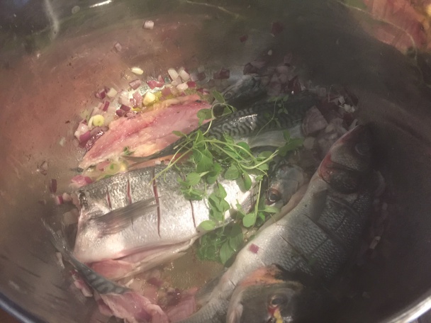 Stredomorské halászle s pečenými rybkami (fotorecept) - obrázok 2