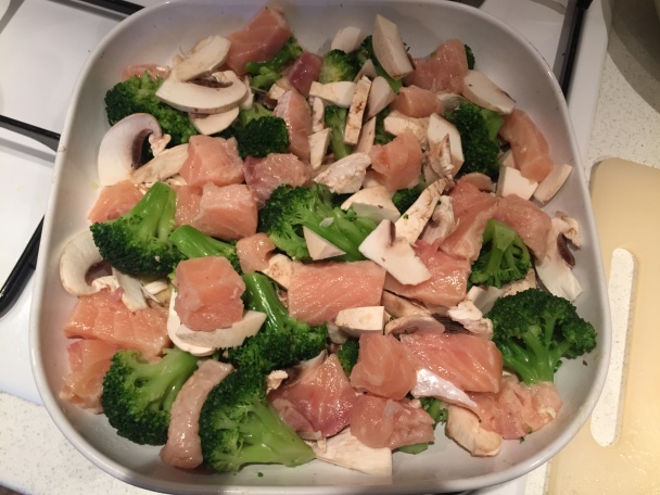 Zapekaná brokolica s lososom, šampiňónmi a smotanou - obrázok 1