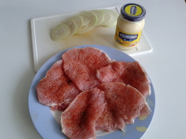 Zapečené rezne s cibuľou a tatárkou - obrázok 1