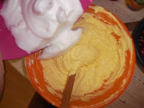 Sezónny čerešňový koláč s posýpkou a tvarohom (fotorecept) - obrázok 5