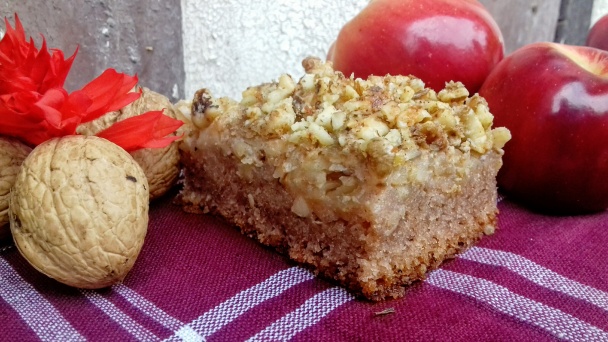 Šťavnatý jablkový koláč s drvenými orechmi (fotorecept) - obrázok 5