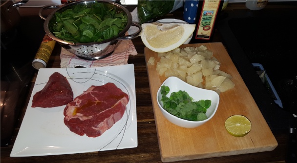Hovädzí rib eye steak so špenátovým šalátom s pomelom a tzatziky (fotorecept) - obrázok 2