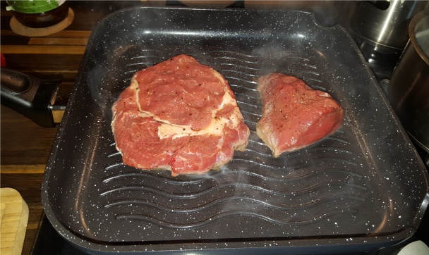 Hovädzí rib eye steak so špenátovým šalátom s pomelom a tzatziky (fotorecept) - obrázok 4