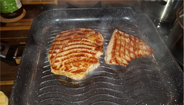 Hovädzí rib eye steak so špenátovým šalátom s pomelom a tzatziky (fotorecept) - obrázok 5