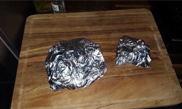 Hovädzí rib eye steak so špenátovým šalátom s pomelom a tzatziky (fotorecept) - obrázok 6