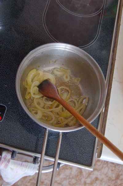 Kuracie steaky s vínovo-cibuľovou omáčkou - obrázok 2