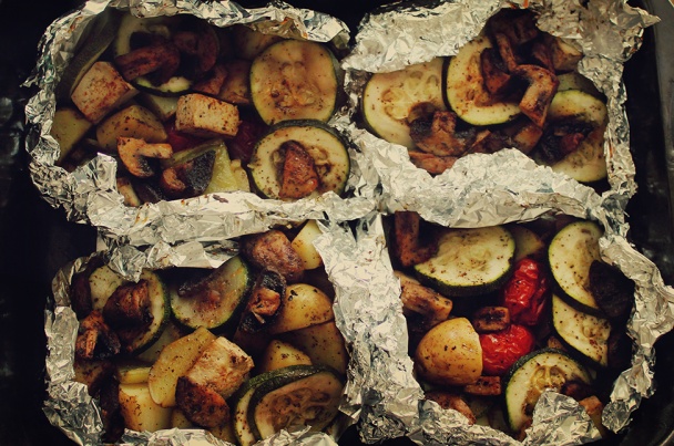 Zapečený baklažán s prílohou pečenou v alobale (vegan) - obrázok 4